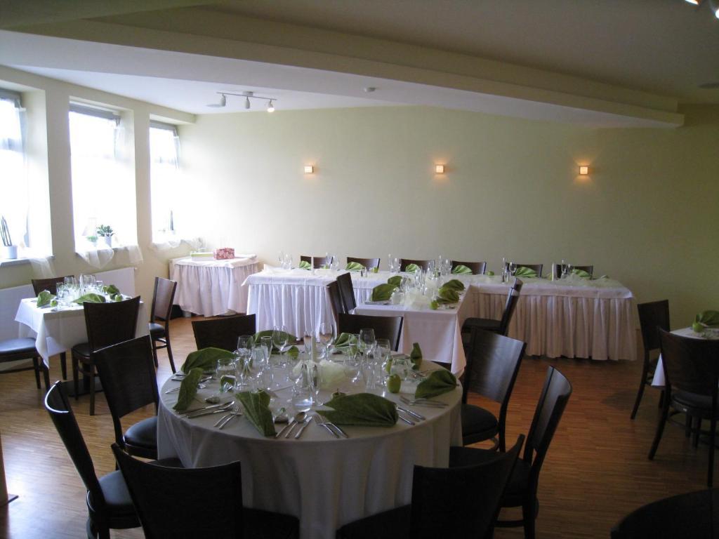 Linden Restaurant And Pension Брно Экстерьер фото