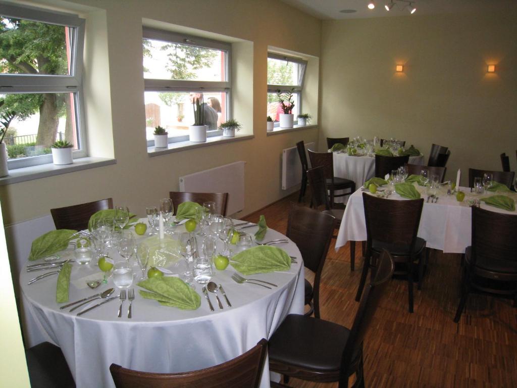 Linden Restaurant And Pension Брно Экстерьер фото
