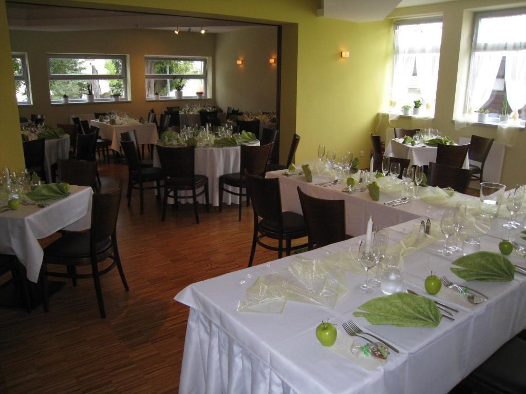 Linden Restaurant And Pension Брно Экстерьер фото